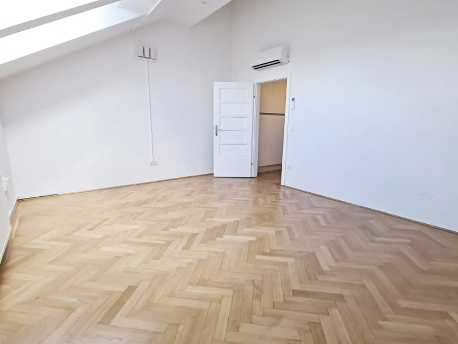 ZELINKAGASSE, DACHGESCHOSS, klimatisierte 157 m2 Maisonette mit 18 m2 Terrasse, 4 Zimmer, Küche, Wintergarten, 2 Bäder, Börse-Nähe