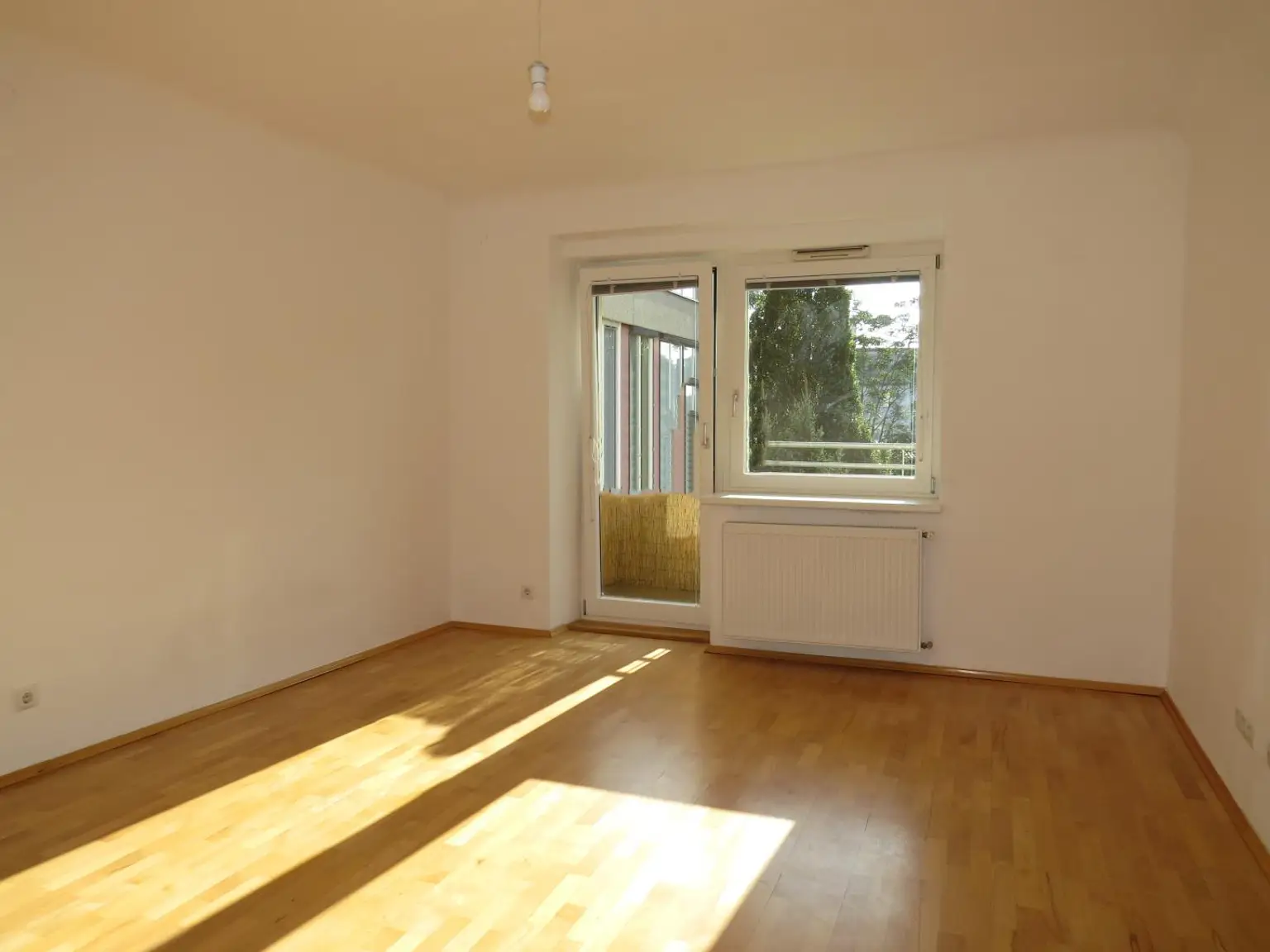 PRIVATVERKAUF: 1190 Wien/bei Nussdorf, Donauinsel: Entzückende Garconniere im 3. Stock mit Balkon