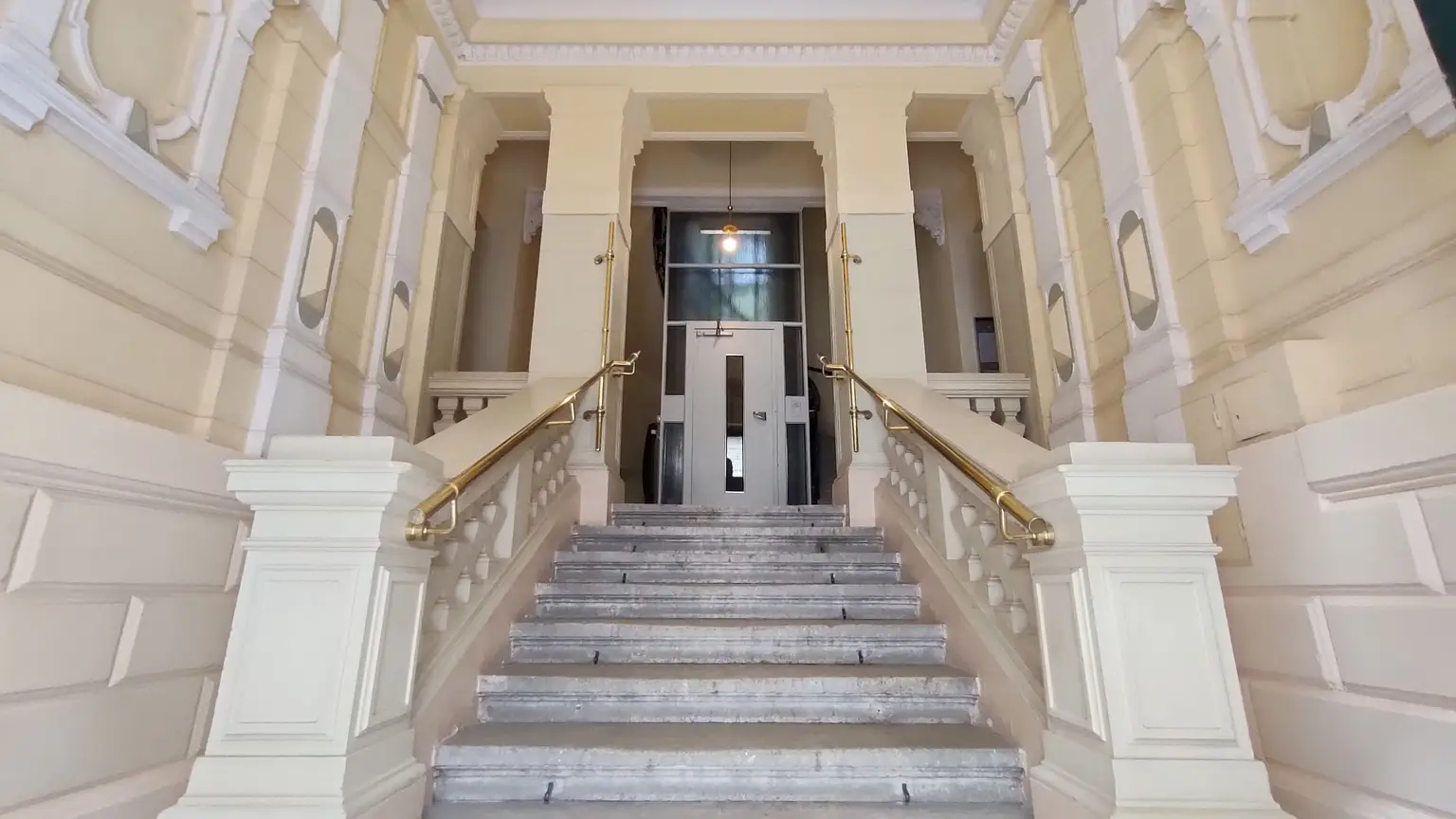 ! GEPFLEGTE 3 ZIMMER STILALTBAUHAUPTMIETE IN AKH-/UNI-/VOLKSOPERNNÄHE !