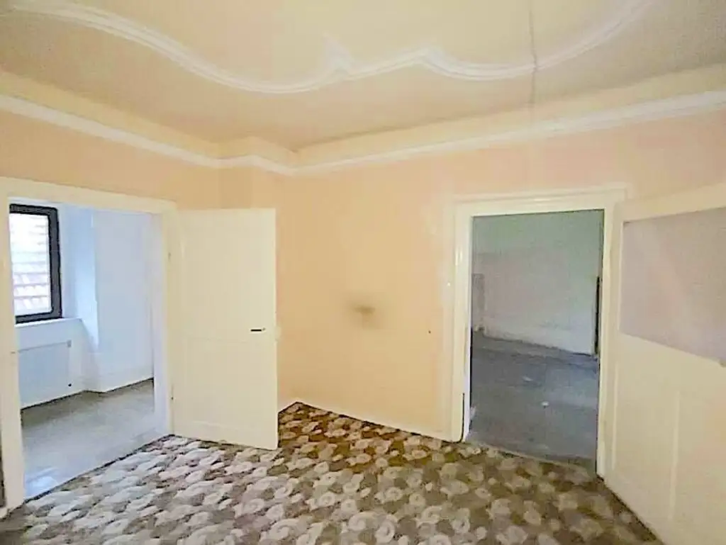 Kleine, historische Entwicklungsliegenschaft im Zentrum von Krems, mit Charme und Rohdachboden, bis auf eine Wohnung leer. wieder ein besonderes Objekt von allesgefunden.at...