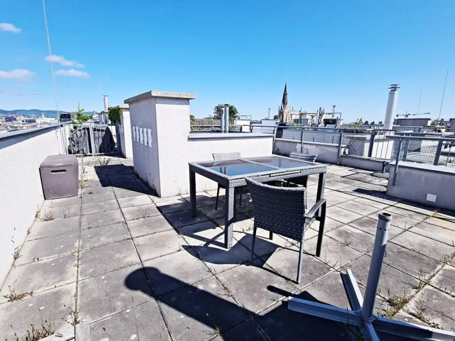 TERRASSENHIT, U1-NÄHE, 84 m2 Dachgeschoß mit 30 m2 Terrasse, 2 Zimmer, Wohnküche, 2 Bäder, Parketten, Viktorgasse