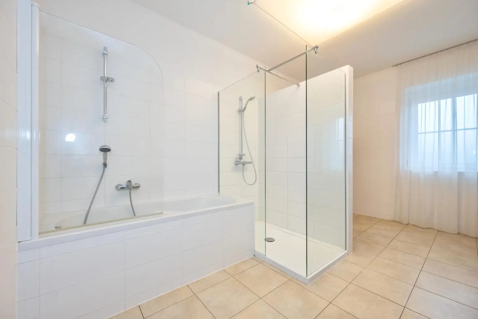 93,78 m² WOHNFLÄCHE – 72,32 m² GARTEN/TERRASSE – SOFORT VERFÜGBAR! Moderne Erdgeschosswohnung mit Garten/Terrasse und Parkplatz in zentraler Ruhelage!