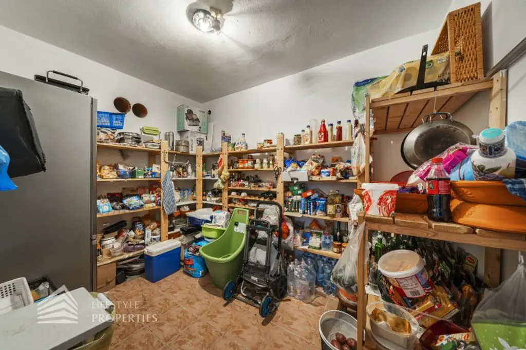 Geräumiges renovierungsbedürftiges Einfamilienhaus mit großen Garten