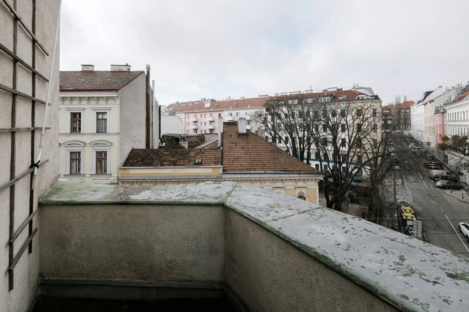 Sanierungsbedürftiges 4 Zimmer Altbau-Juwel mit Balkon in sehr guter zenraler Lage von Döbling!