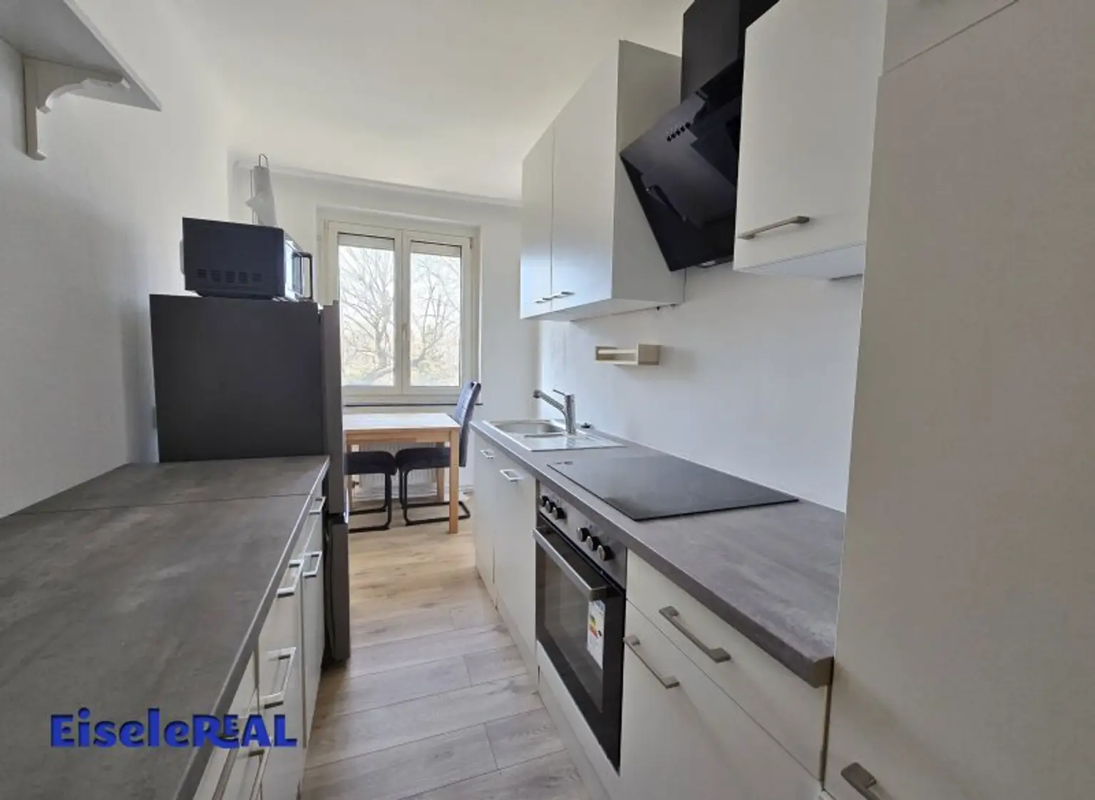 tolle 2 Zimmer - 2 Loggien - extra Küche