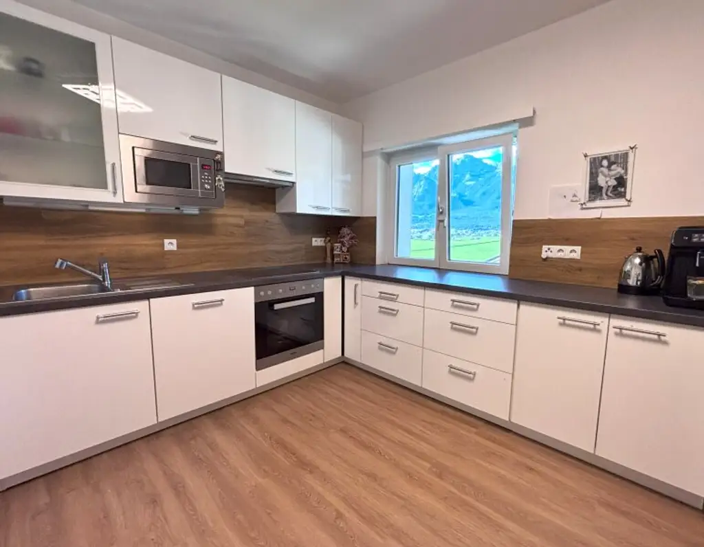Schlitters: Kernsanierte Dachgeschosswohnung mit Südbalkon, Garten und traumhafter Aussicht
