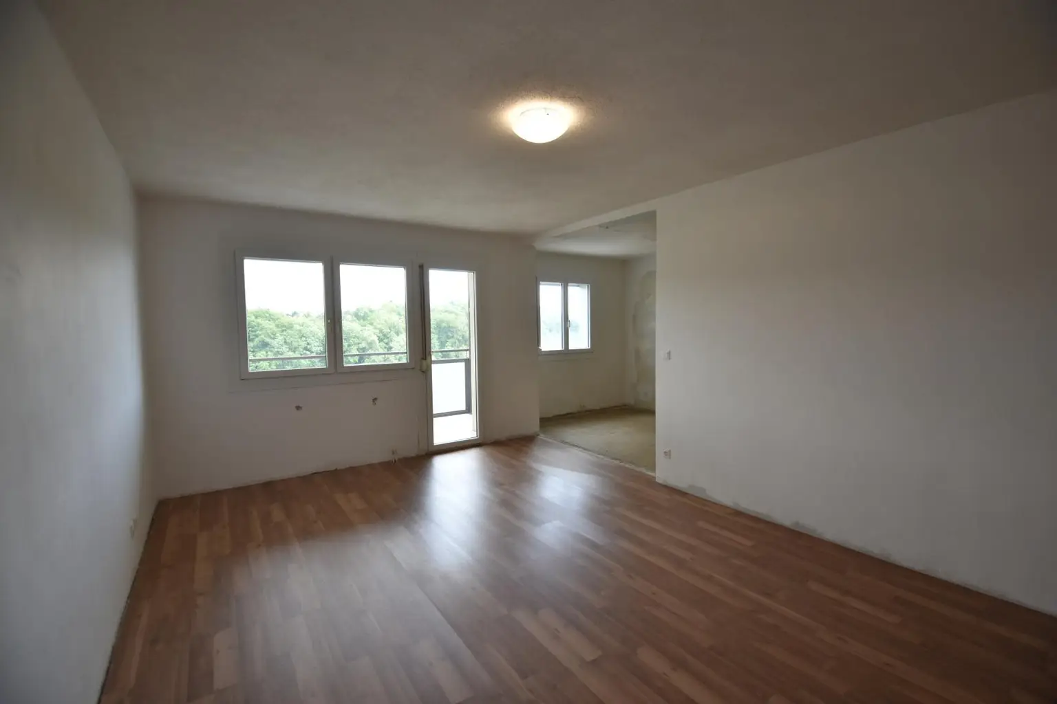 Sanierungsbedürftige Eigentumswohnung mit Loggia