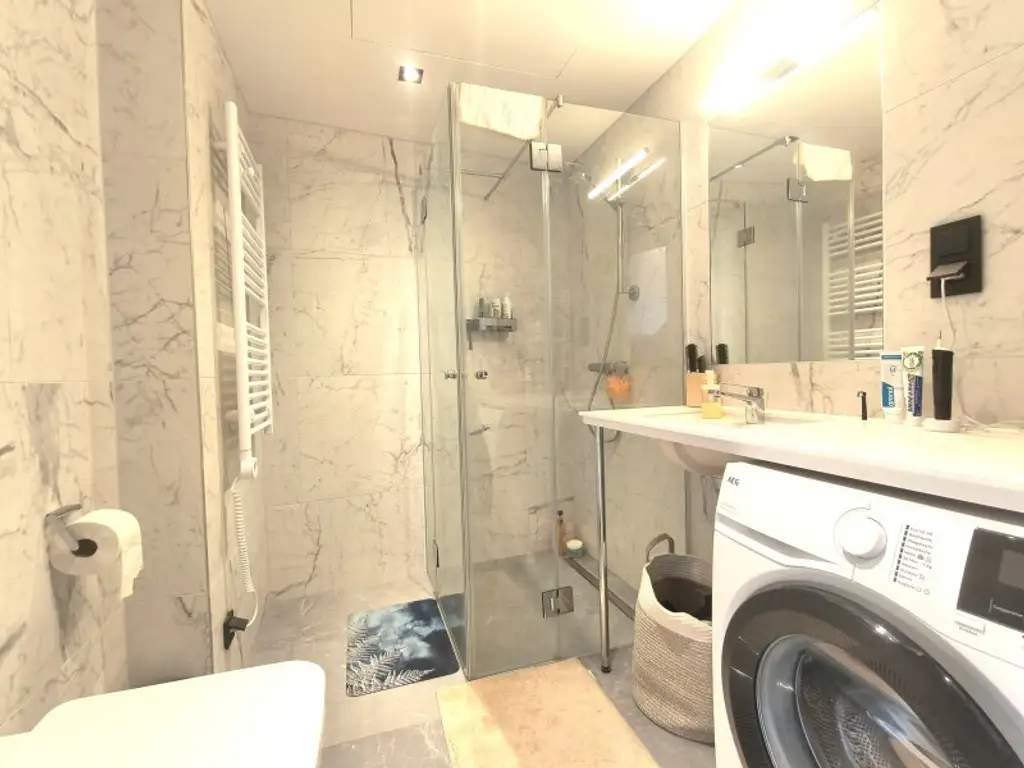 Pauschalmiete inklusive Warmwasser & Heizung/Kühlung - Moderne 2-Zimmer-Wohnung mit schönem Balkon in Hofruhelage - Stilvolle Ausstattung