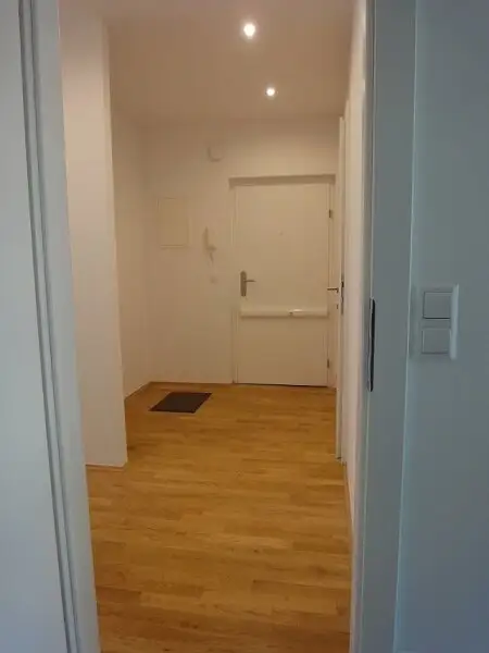 Baumeistergasse: Zwei Zimmer (zenral begehbar) mit Balkon!
