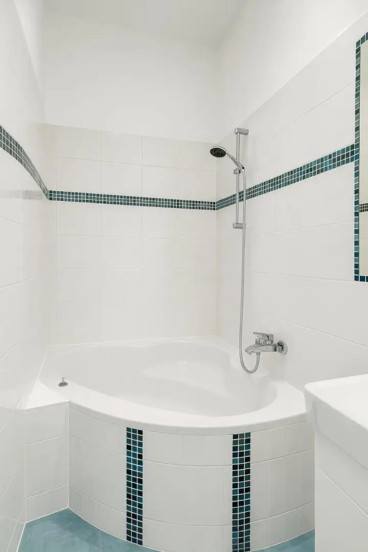 Stilvolle Altbauwohnung mit Balkon in begehrter Lage des 18. Bezirks – unbefristete Miete