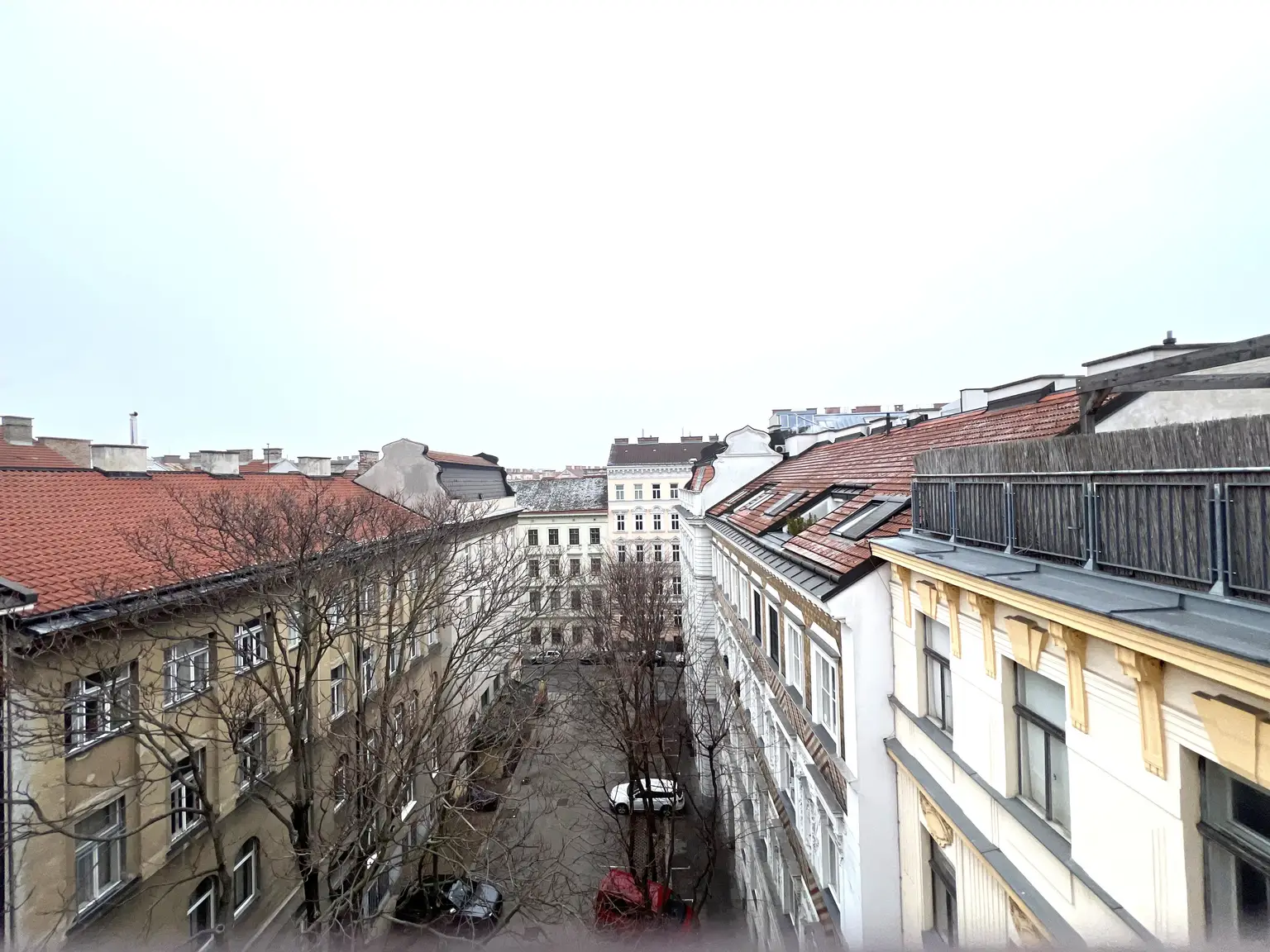 UNBEFRISTET: Klimatisierte, ruhige Dachgeschosswohnung