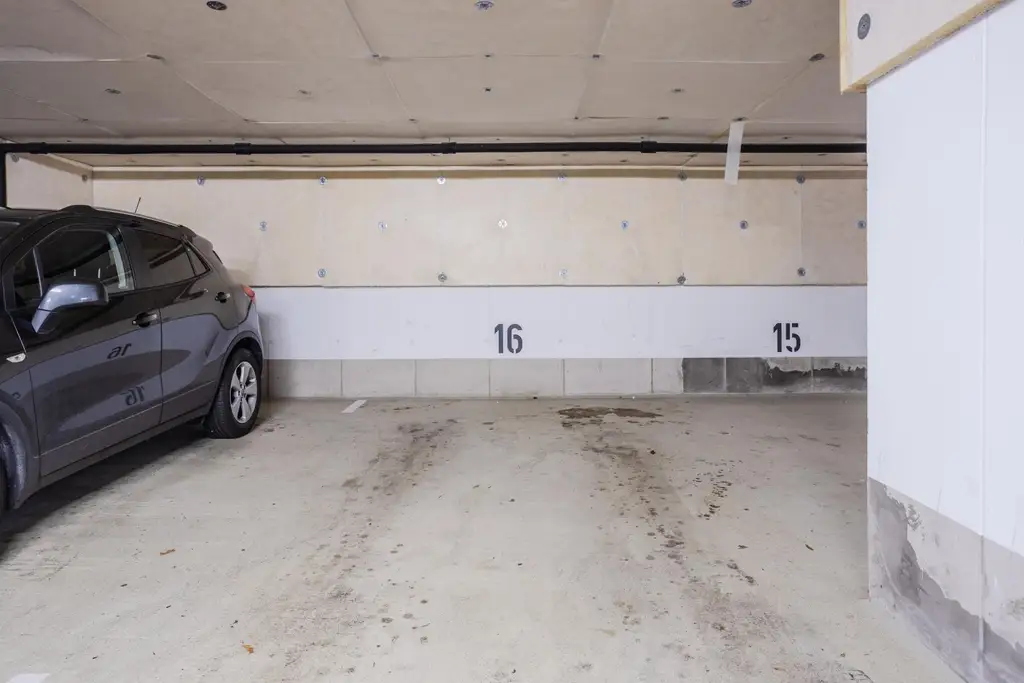 "Helles Dachgeschoss, Garage, Klima nähe U1"