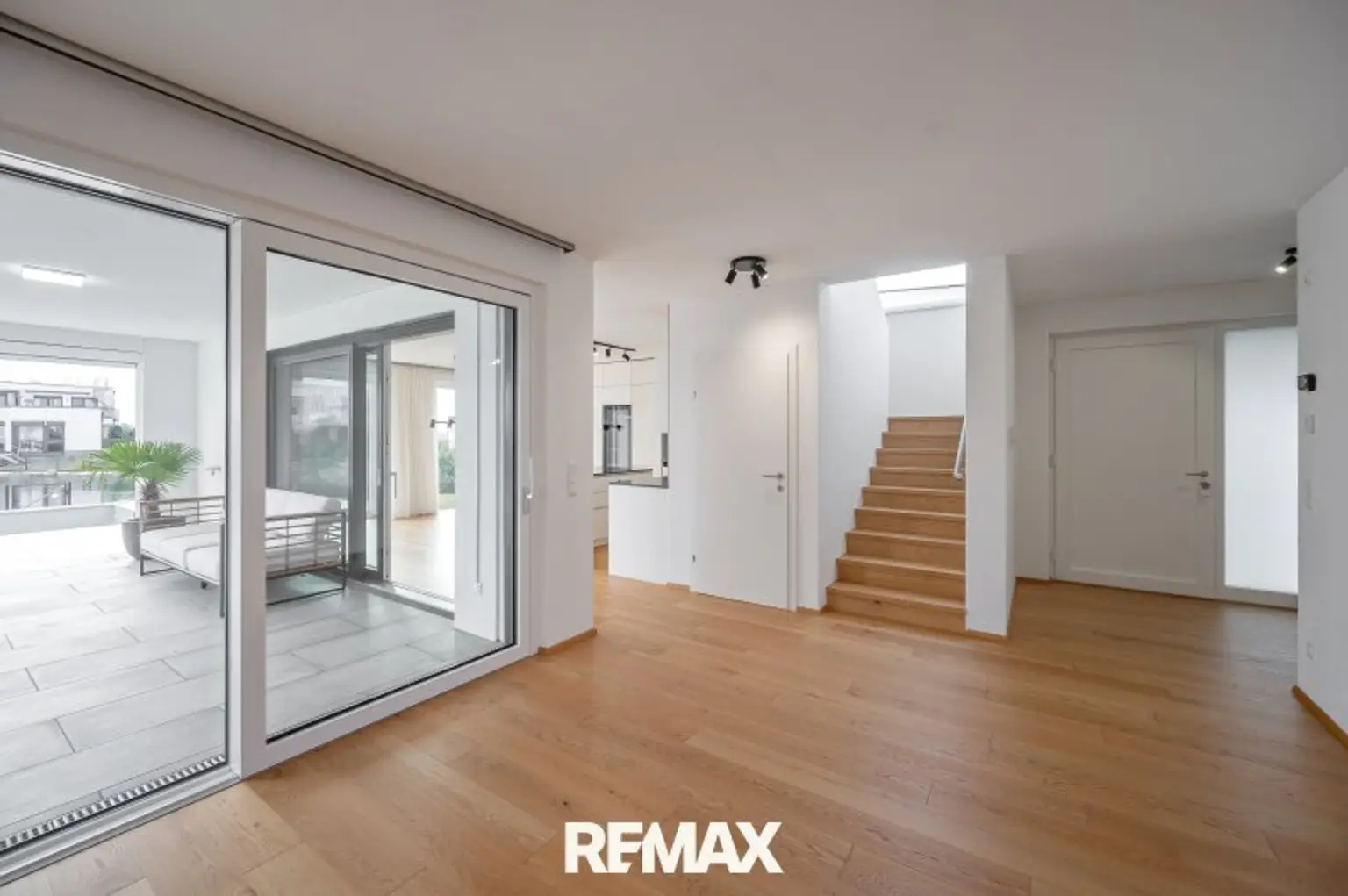 Wohnzimmer mit Blick Stiegenaufgang