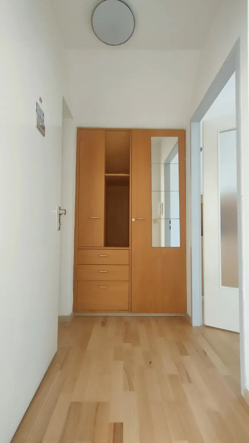 Moderne Dachgeschoß-Garconniere in ruhiger Lage Nähe U4-Unter St. Veit!