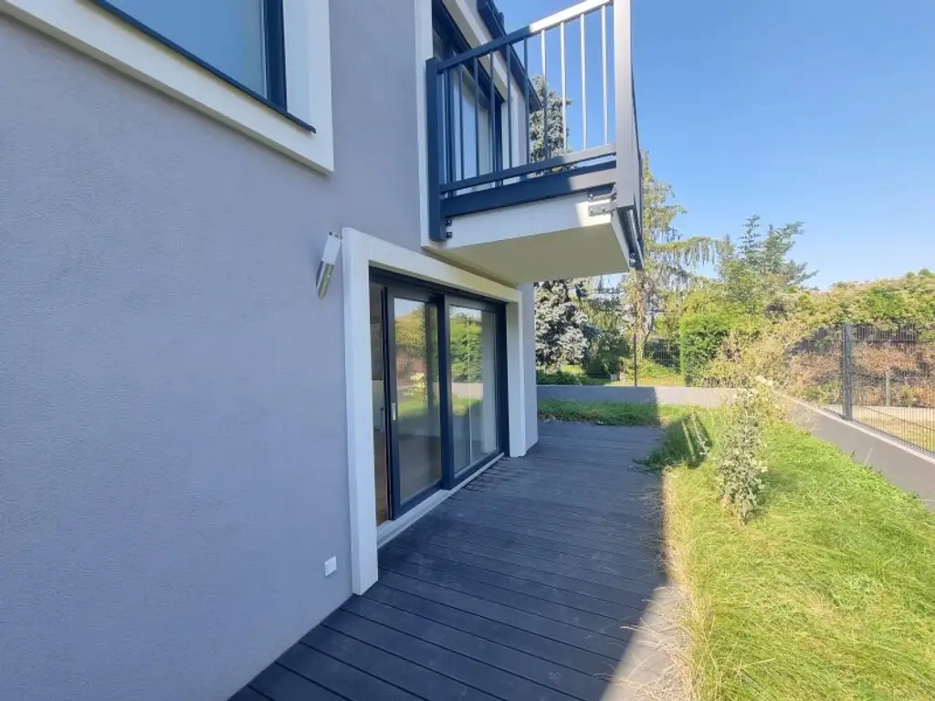 Modern & komfortabel: Erstbezug mit Terrasse und Garten, zwei Balkonen, Dachterrasse & eigenem PKW-Stellplatz