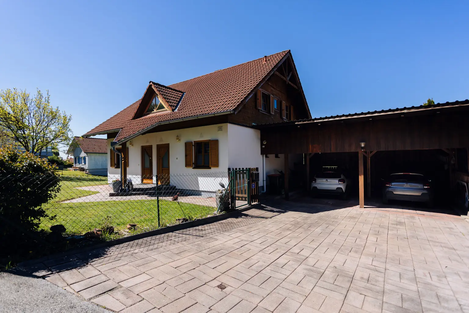 Zufahrt/Carport