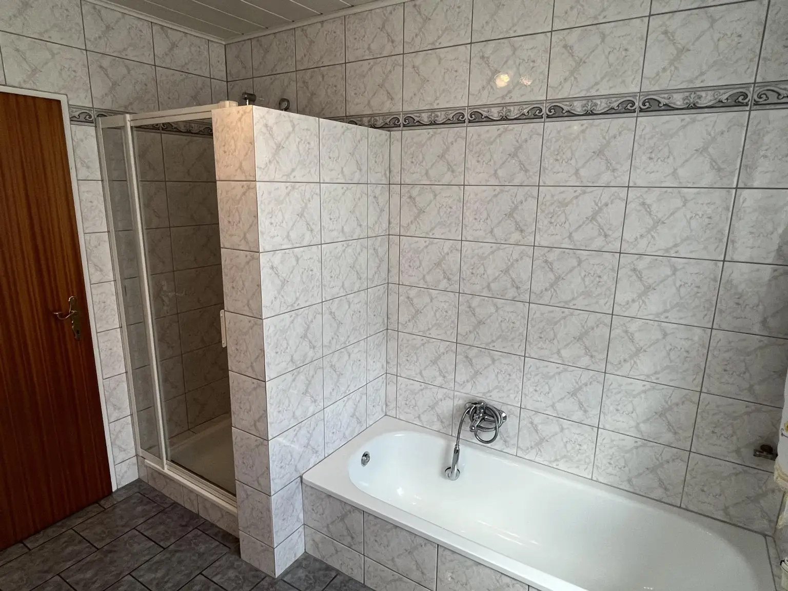 Dusche und Wanne im Bad EG