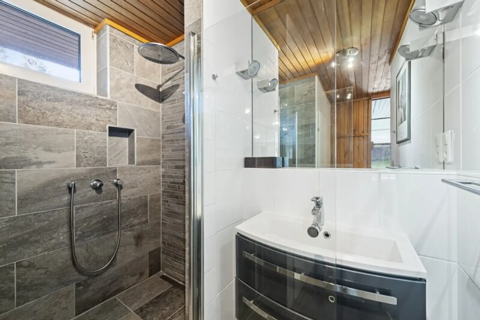 Exklusive Villa mit Nebengebäude in Gießhübl – Wohnen, Arbeiten & Wellness in Premiumlage