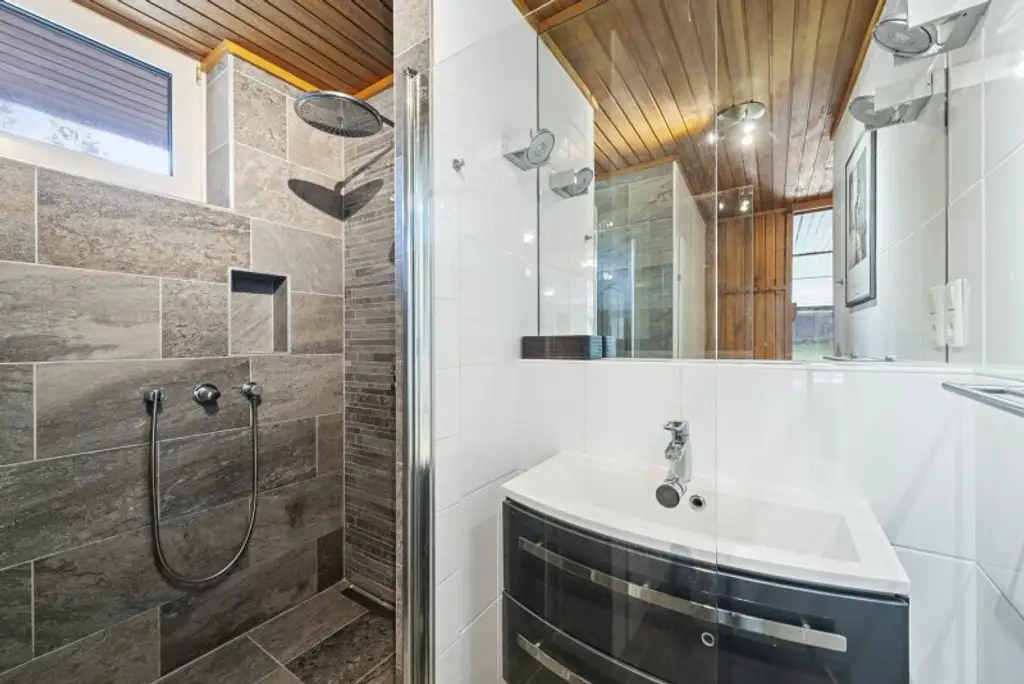 Exklusive Villa mit Nebengebäude in Gießhübl – Wohnen, Arbeiten & Wellness in Premiumlage