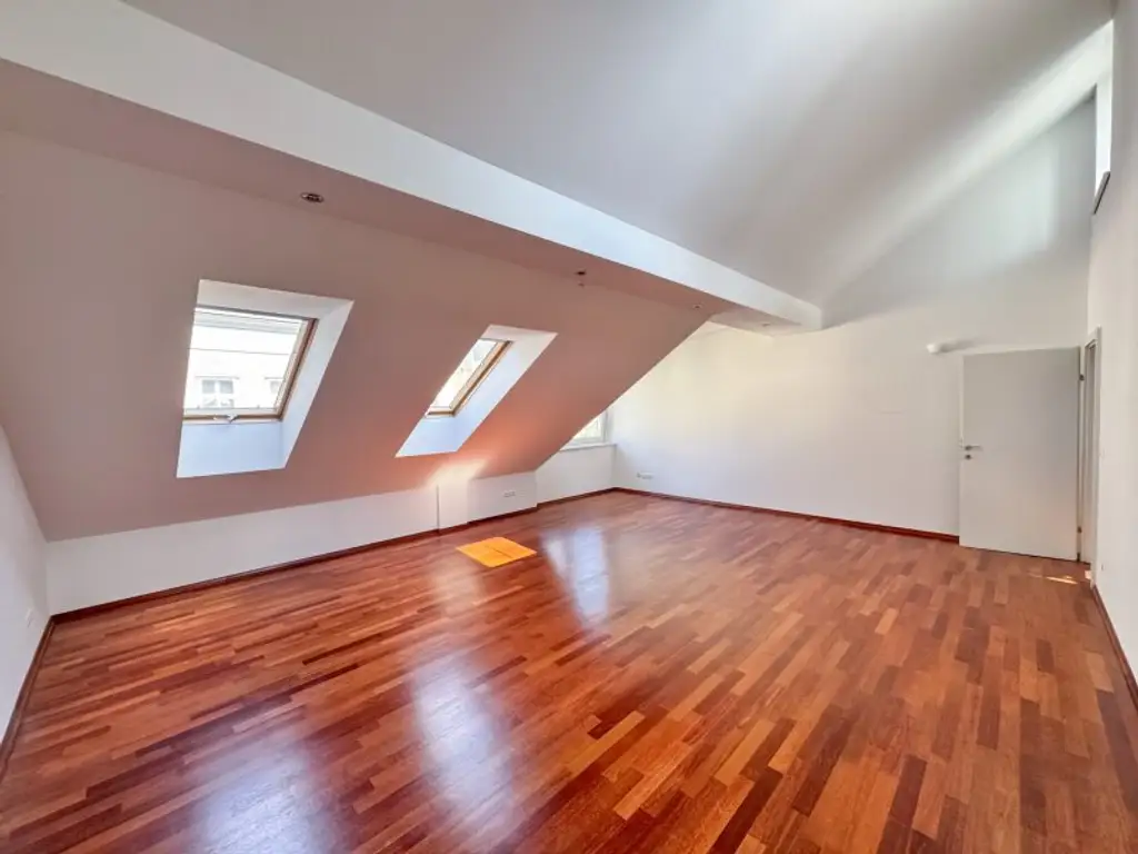 140 m2 große Drei-Zimmer Wohnung mit 40 m2 großer Dachterrasse! Neustiftgasse/ Sankt-Ulrich-Platz!