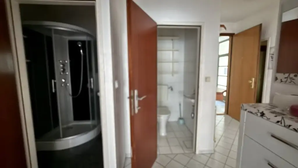 Kirchstetterngasse: 2 Zimmer mit separater Küche (zenral begehbar) im Ersten Liftstock!