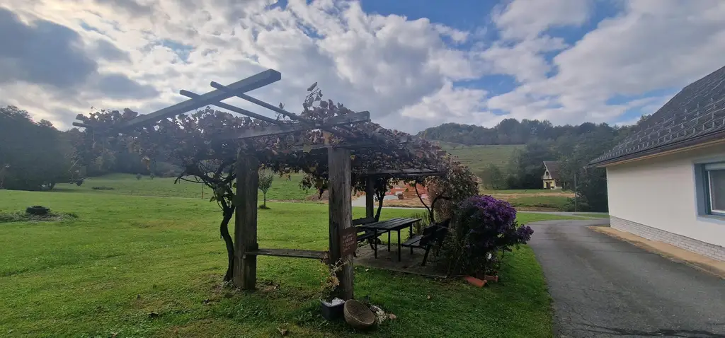 Gepflegter Vierkanthof mit Nebengebäude und eigenem Wald im idyllischen Südburgenland