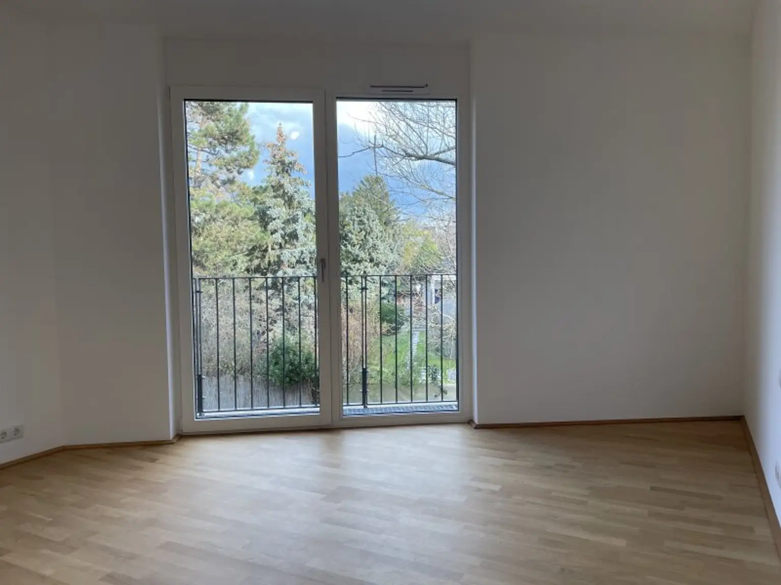 Exklusive 2-Zimmer Wohnung mit lichtdurchflutetem Wohnzimmer in absoluter Ruhelage - jetzt Anfragen!
