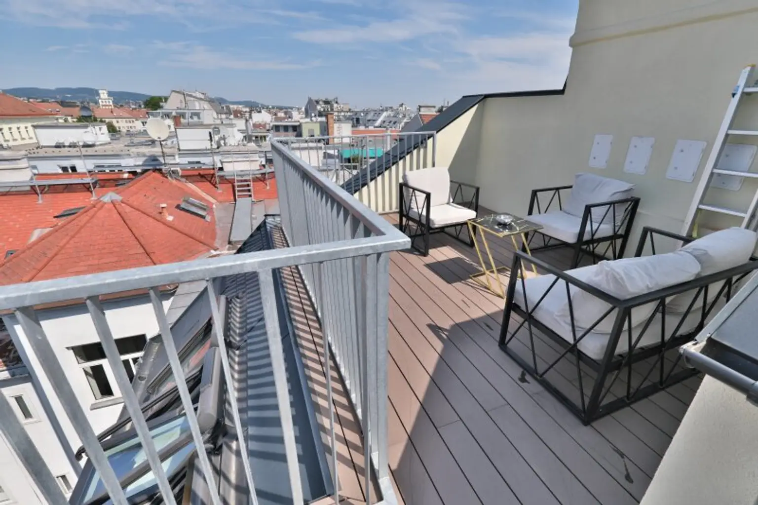 Bezugsfertige Dachwohnung mit 3 Zimmer, großem Balkon und interessanter 36 m² großer Dachterrasse