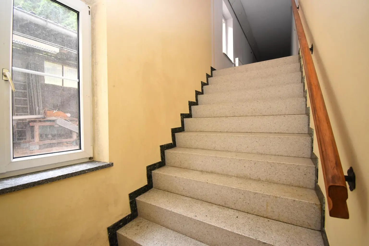 Wohnhaus mit SANIERUNGSBEDARF