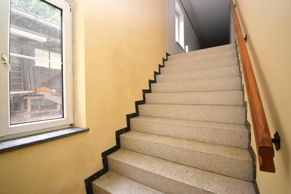 Wohnhaus mit SANIERUNGSBEDARF