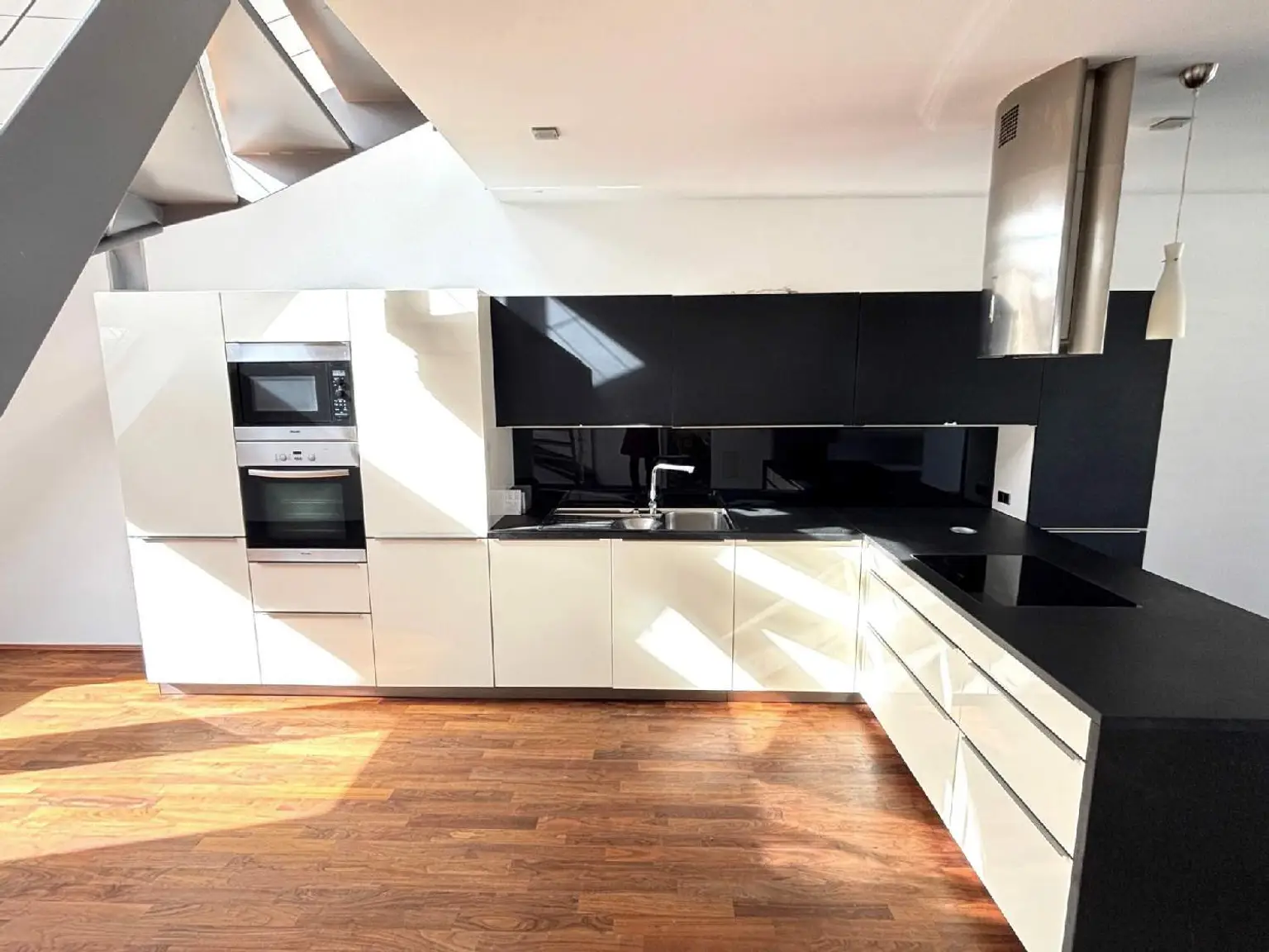 Traumhafte Dachmaisonette mit 2 Terrassen + Dachterrasse - Nähe Arenbergpark