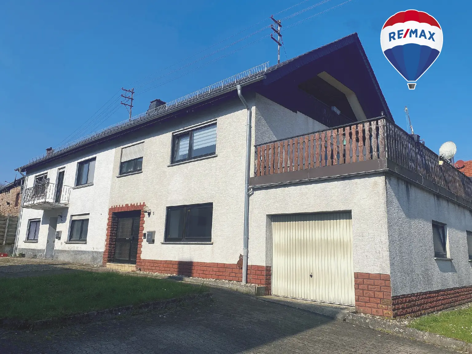 ZWEI DOPPELHÄUSER mit 
POTENZIAL...