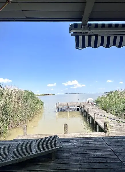 den Blick über den See streifen lassen