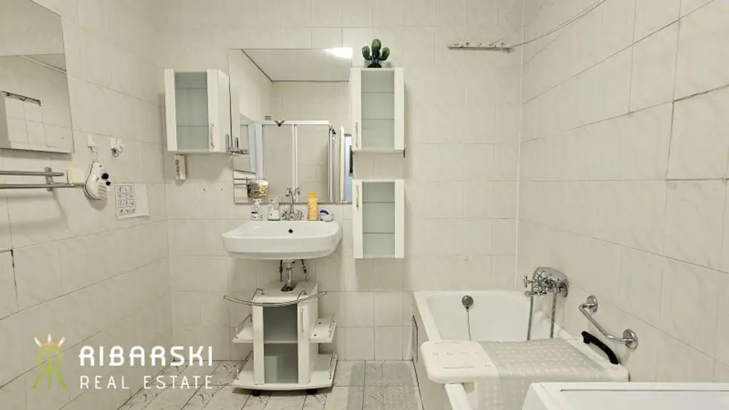 Fast wie ein Penthouse der 70er Jahre - großzügige Wohnung mit 4 Zimmern und drei Loggien - Garage inklusive