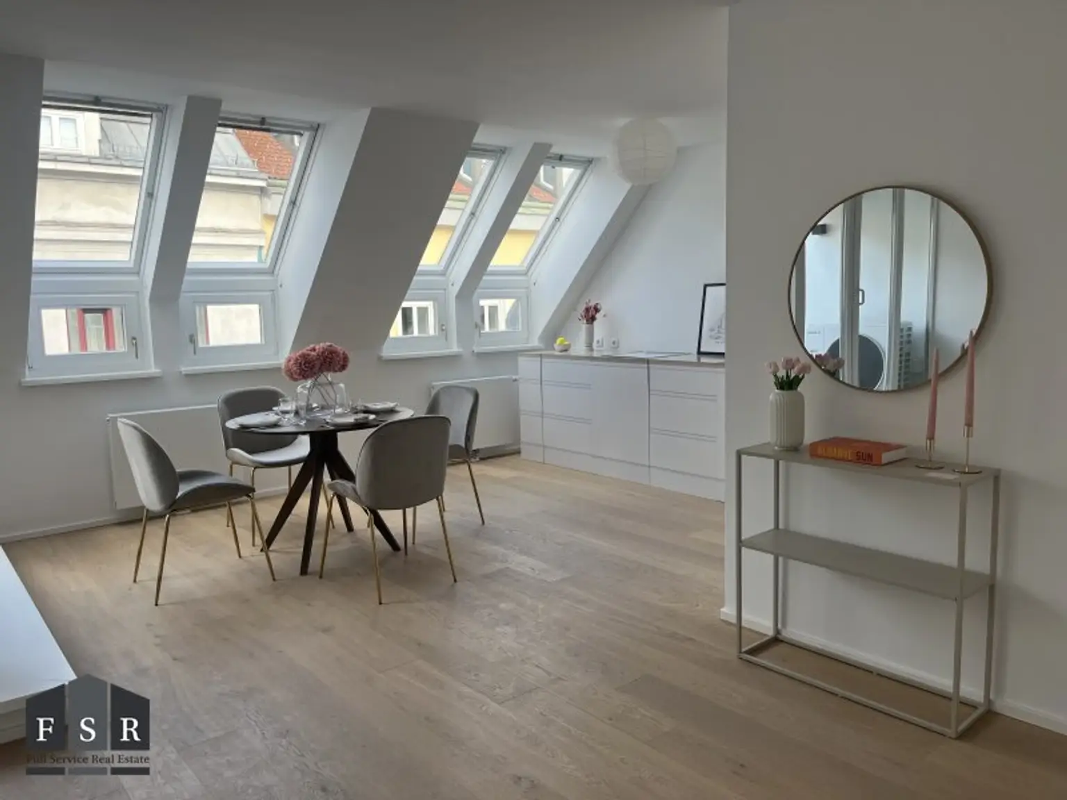 GENERALSANIERTE 3 Zimmer DG-Maisonette in wunderschönen Neubauhaus - nahe der Währinger Straße und dem Kutschkermarkt - Garage optional
