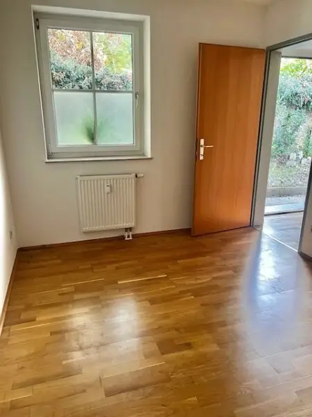 Ruhige barrierefreie 2-Zimmer-Wohnung mit Garten und Parkplatz – Ihr neues Zuhause !