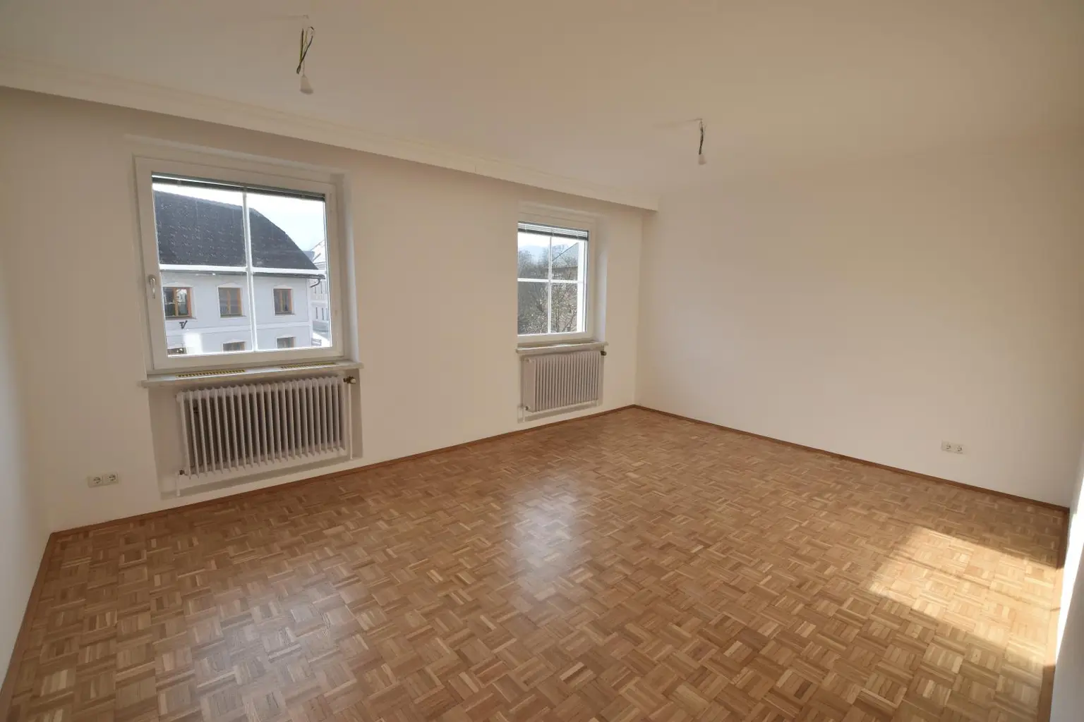 Renovierte und geräumige 3-Zimmer Wohnung mit Terrasse