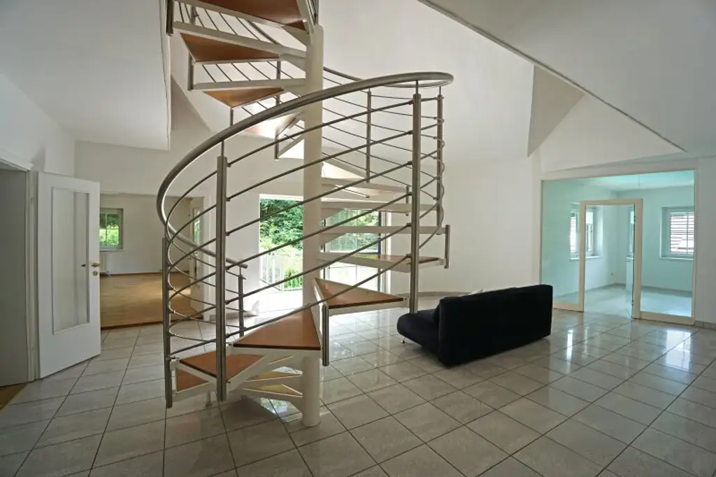 Repräsentative Villa mit Pool und Wellnessbereich in sonniger Waldrandruhelage