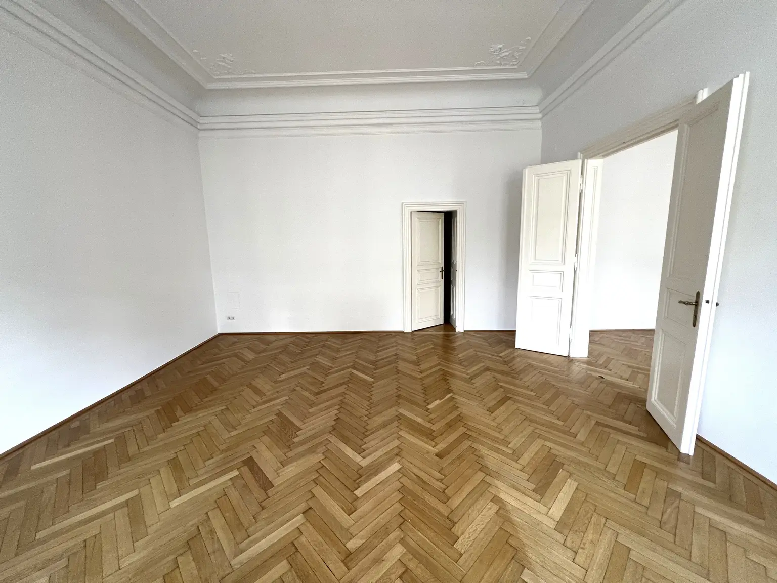 Stilvolle 6-Zimmer Wohnung im repräsentativen Haus