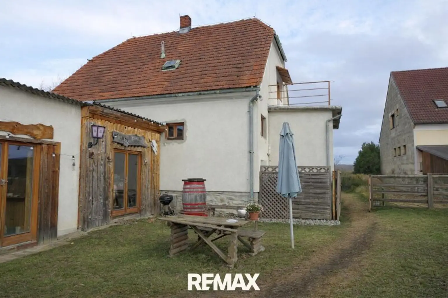 Saloon hinter dem Haus