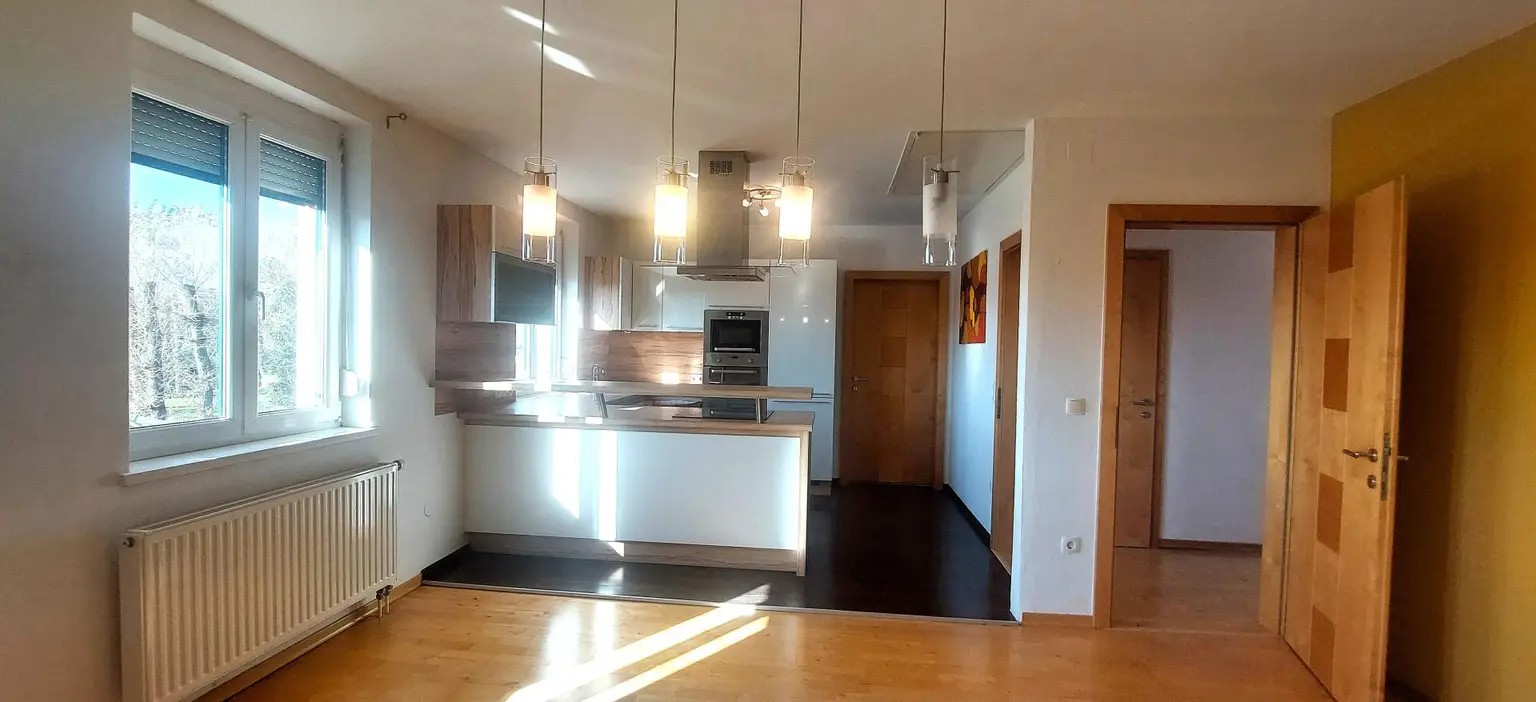 Großzügige Villa mit mehreren Wohneinheiten für viele Nutzungen