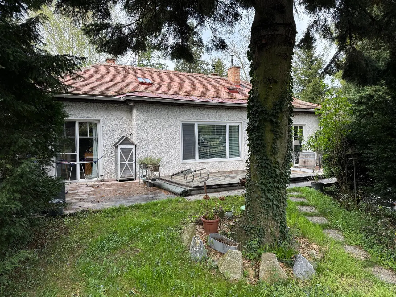 Blick vom Garten auf Terrasse