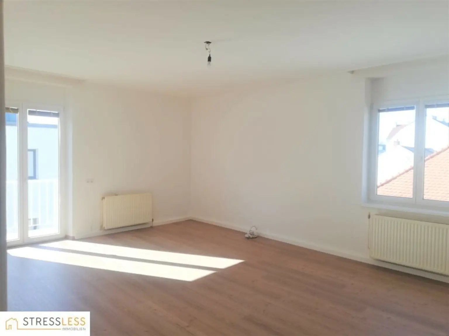 Licht durchflutete 3 Zimmer Wohnung mit verglaster Loggia und kleinem Balkon in zentraler Ruhelage von Korneuburg