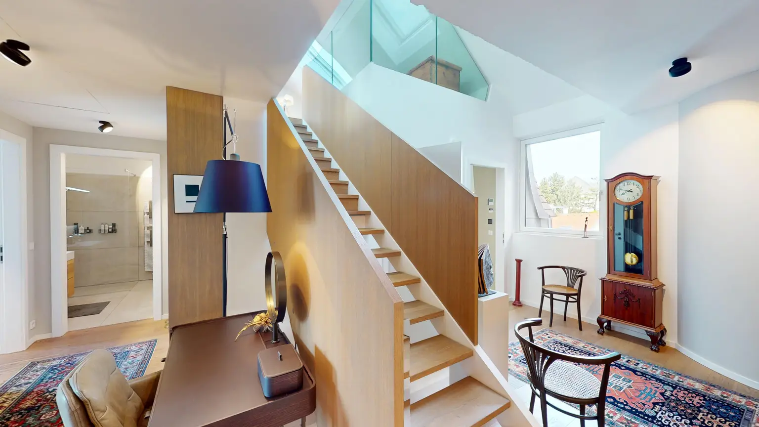 Cottageviertel I Traumhafte Dachwohnung im Jugendstil-Palais I Garagenplatz