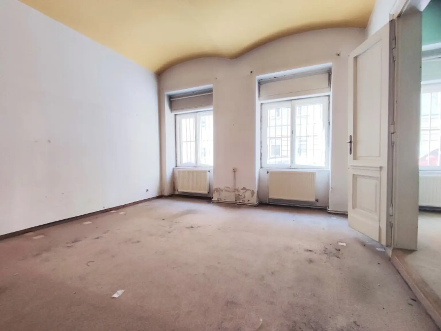 SÜDSEITIG :  Stilaltbau beim Walter-Beck-Platz