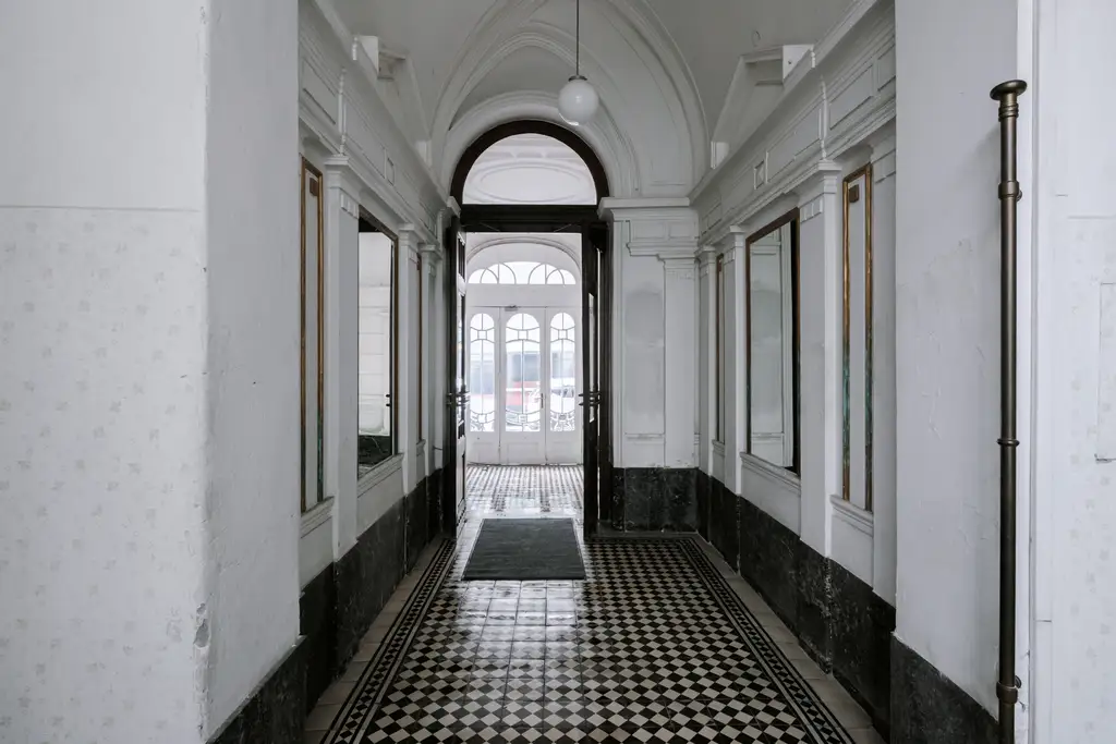 Sanierungsbedürftiges 3 Zimmer Altbau-Juwel mit Balkon in sehr guter zenraler Lage von Döbling!