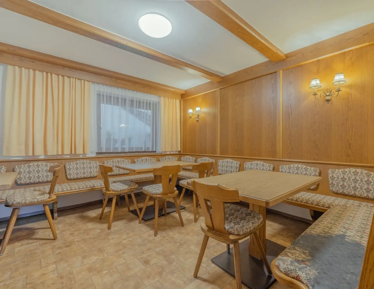 Top-Gelegenheit in Jenbach: Haus mit 20 Zimmer, 2 Wohnungen (Grundfläche ca. 1.300 m2)