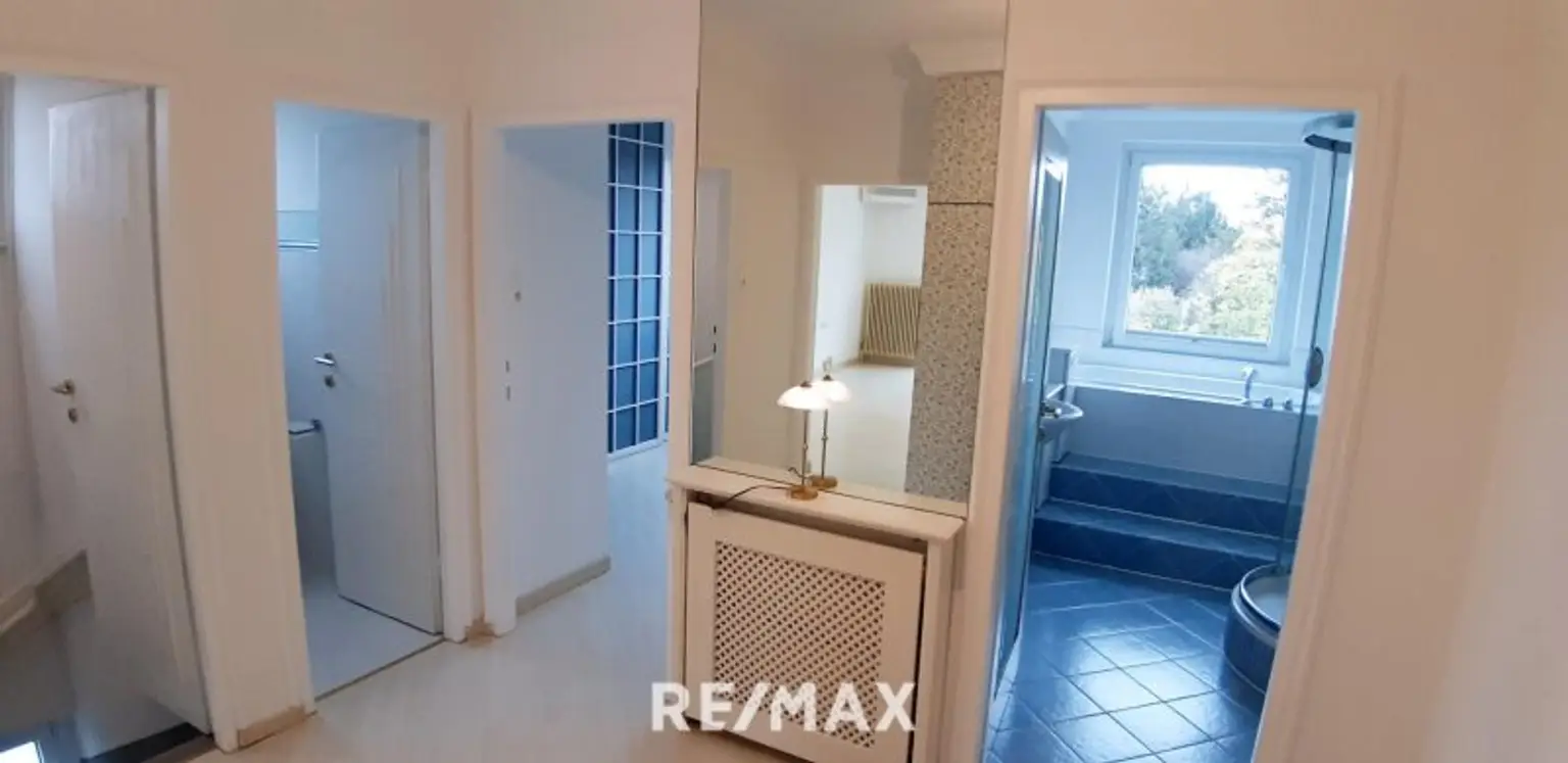 2. Etage Vorraum, Blick ins Bad