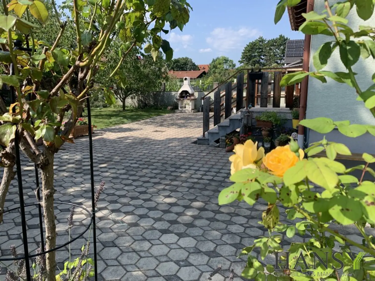 Großzügiges, bezugsfertiges Traumhaus mit Baugrund, Doppelgarage und Gartenidylle