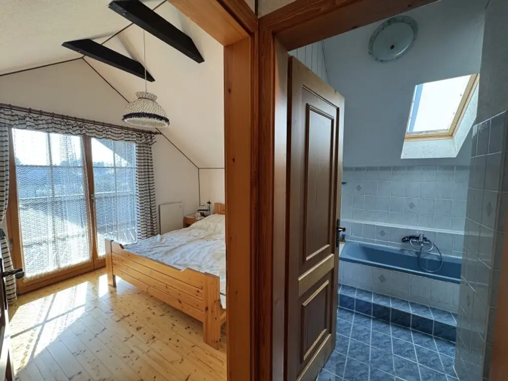 Sonniges Blockhaus mit Pool, Balkon & Gartenidylle in Sollenau